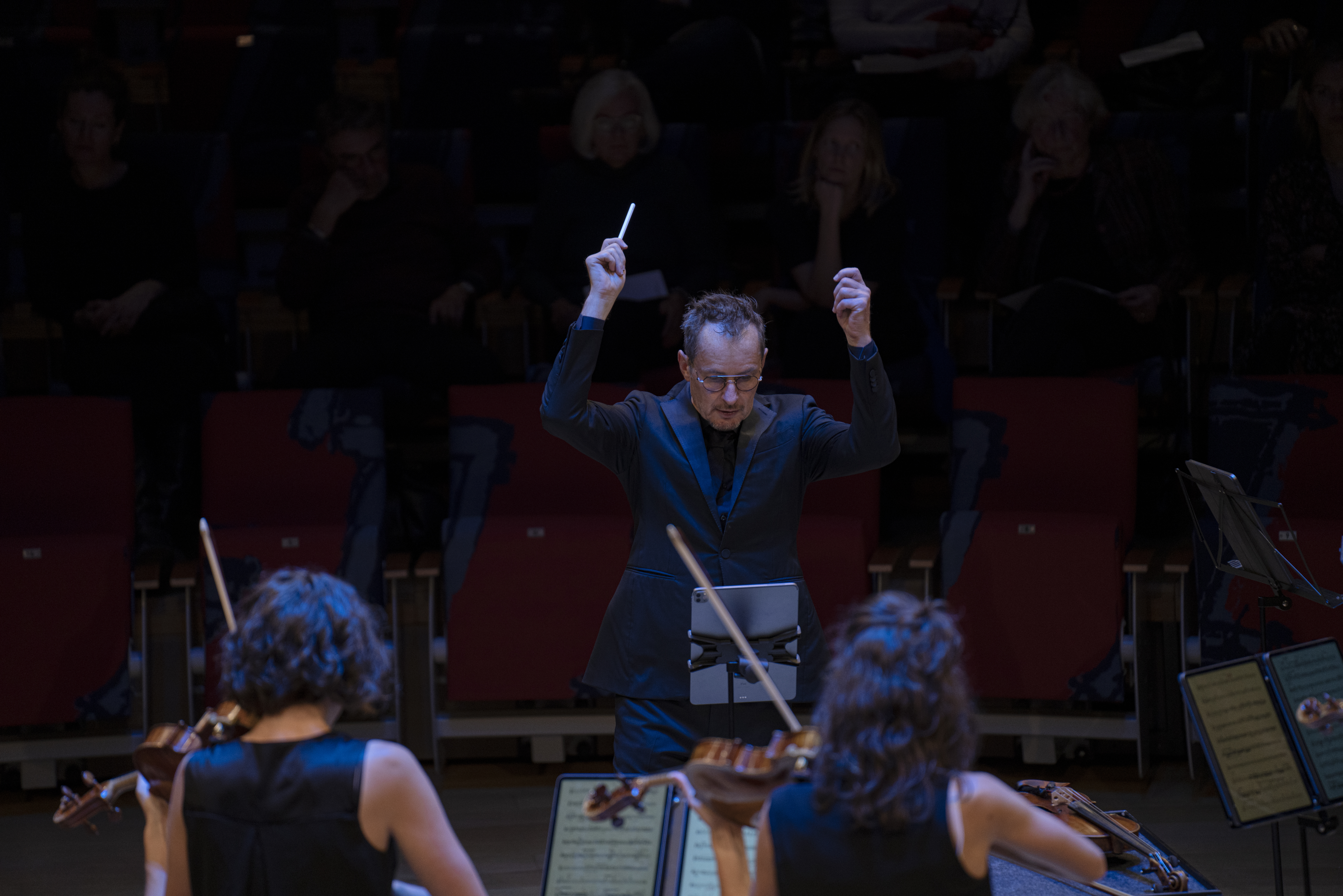 Richard Tognetti conducts the ACO in Berlin, 2022