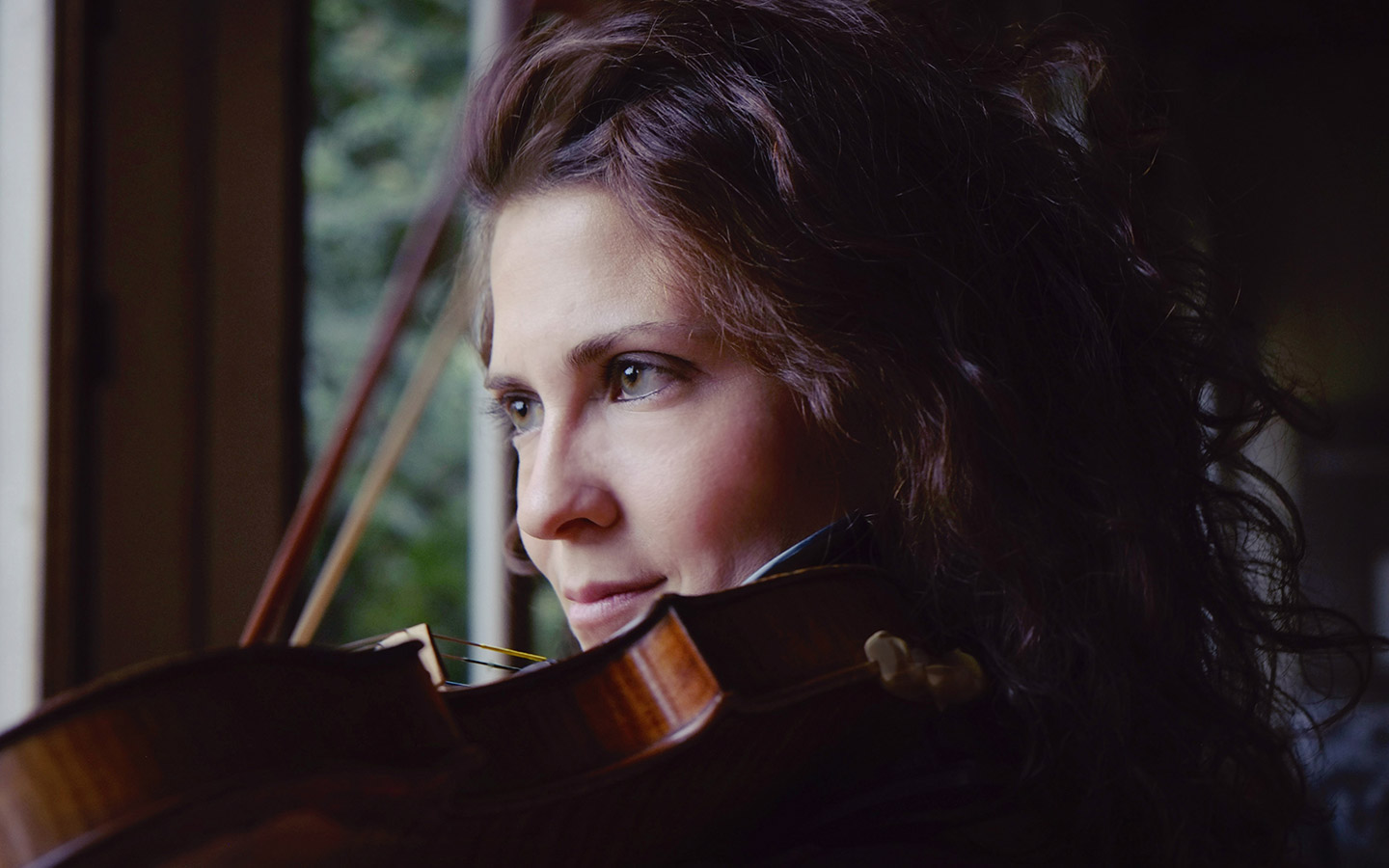 Lorenza Borrani playing violin