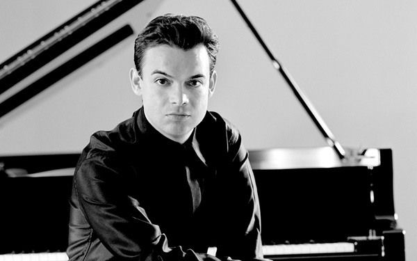Pianist Dejan Lazic in front of a piano