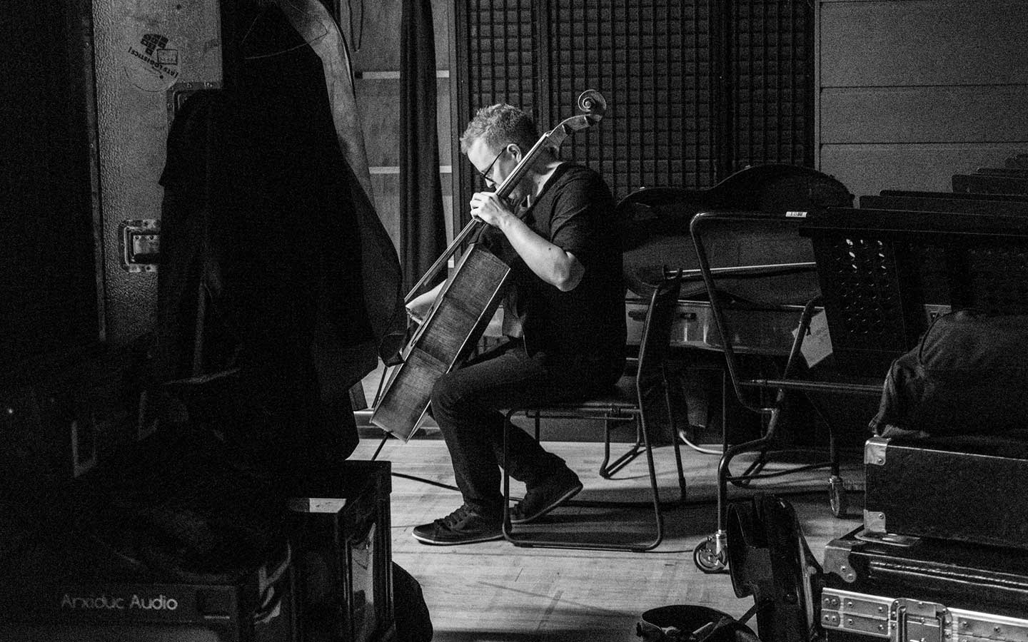 ACO Cellist Timo-Veikko Valve practicing backstage