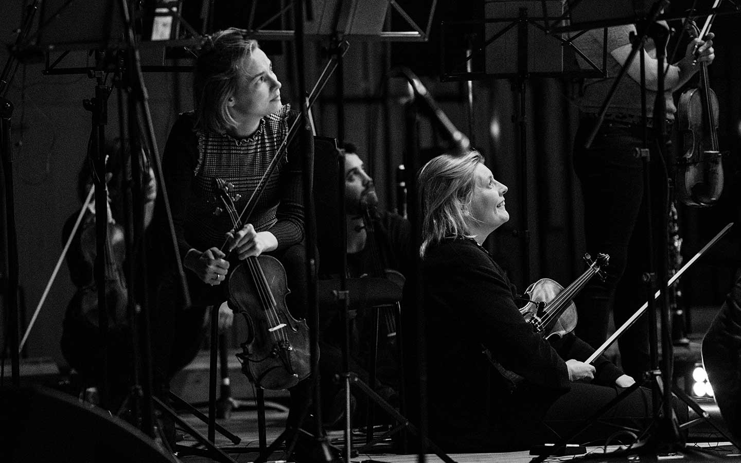 ACO Principal Violinists Satu Vänskä and Helena Rathbone during rehearsals