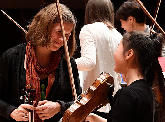 ACO Violinist Liisa Pallandi mentoring an ACO Academy student