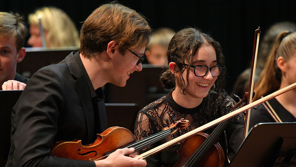 An ACO violinist mentoring a member of the Penrith Youth Orchestra