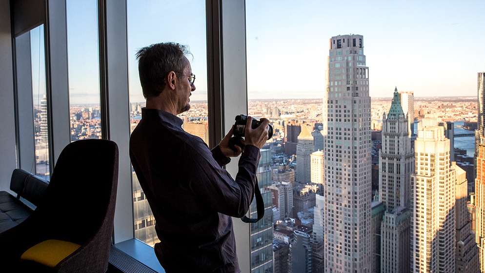 Richard Tognetti taking a photo of the New York Skyline