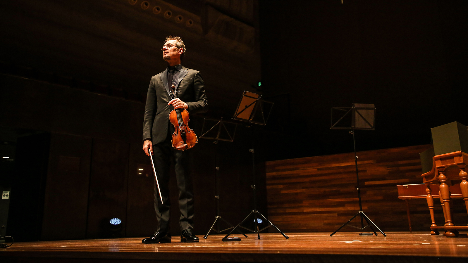 Richard-Tognetti_on-stage