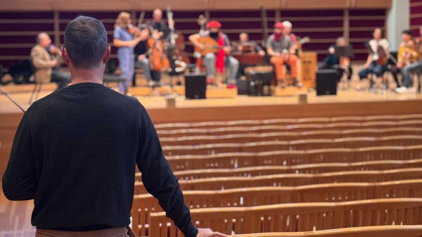 Rihard Tognetti surveils rehearsals 