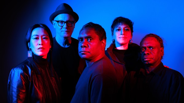 Hand to Earth_1600x900