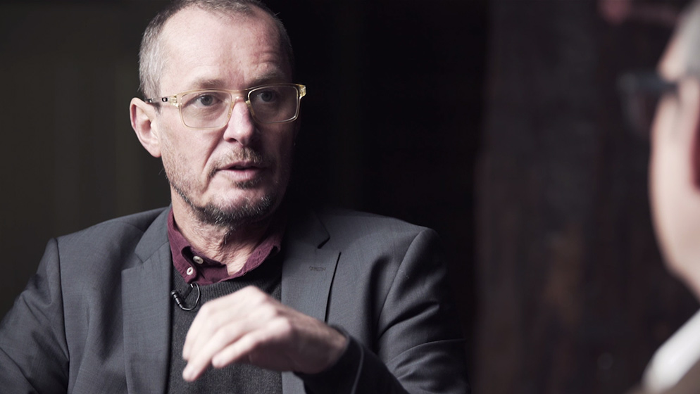 A still from a video of Richard Tognetti discussing programming with Richard Evans